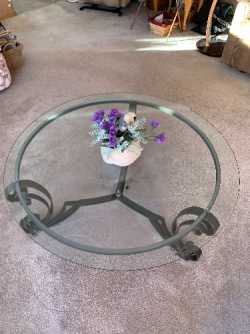 Glass round coffee table 