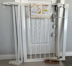 Safety baby gate